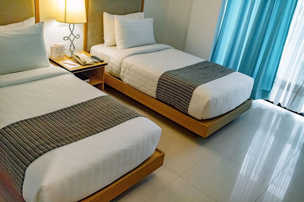 คราวน์ เรเจนซี คอร์ทยาร์ด โฮเต็ล Hotel Balabag  ภายนอก รูปภาพ