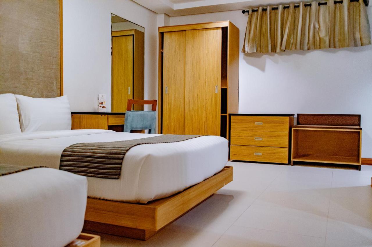 คราวน์ เรเจนซี คอร์ทยาร์ด โฮเต็ล Hotel Balabag  ภายนอก รูปภาพ