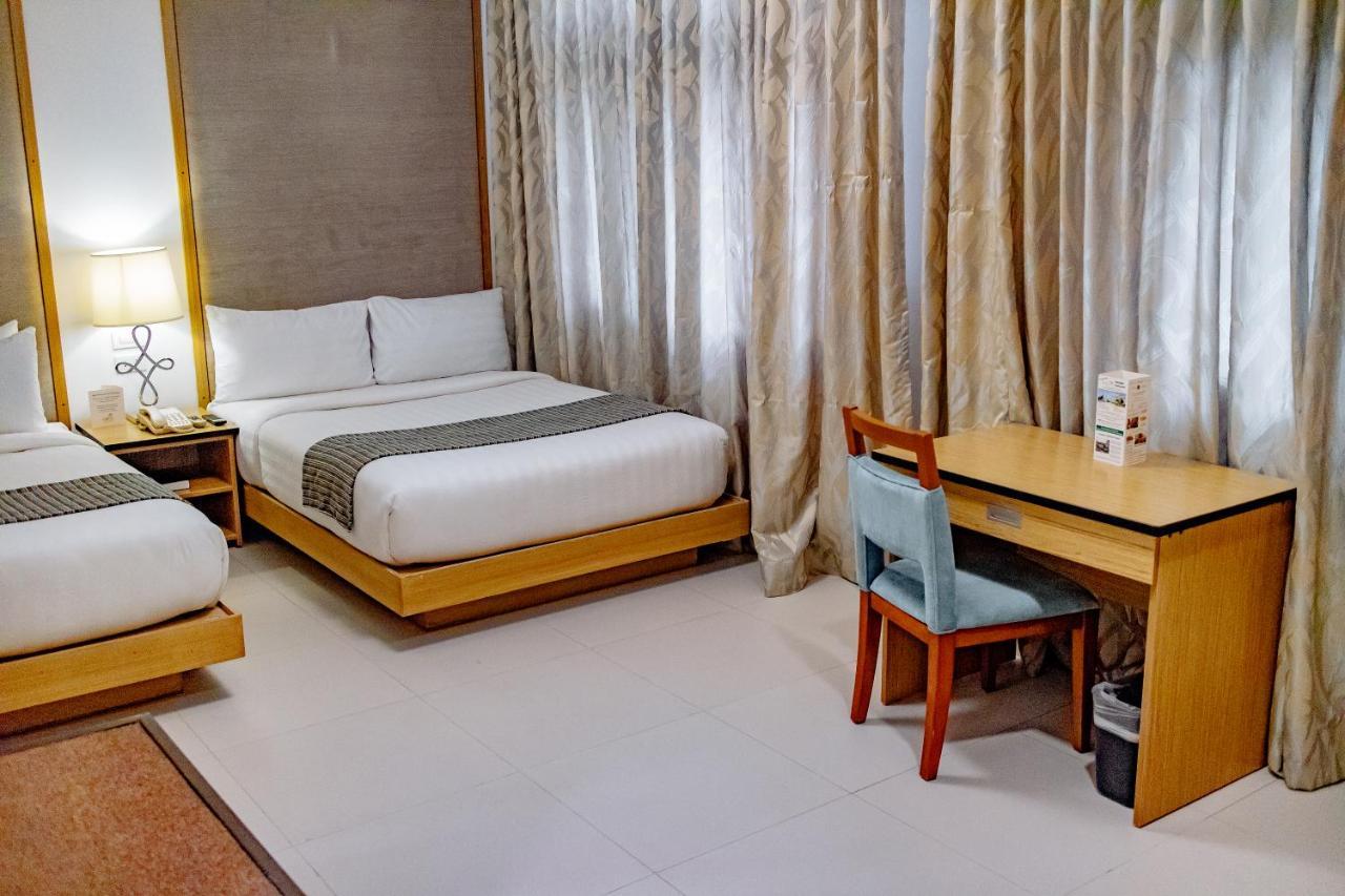 คราวน์ เรเจนซี คอร์ทยาร์ด โฮเต็ล Hotel Balabag  ภายนอก รูปภาพ