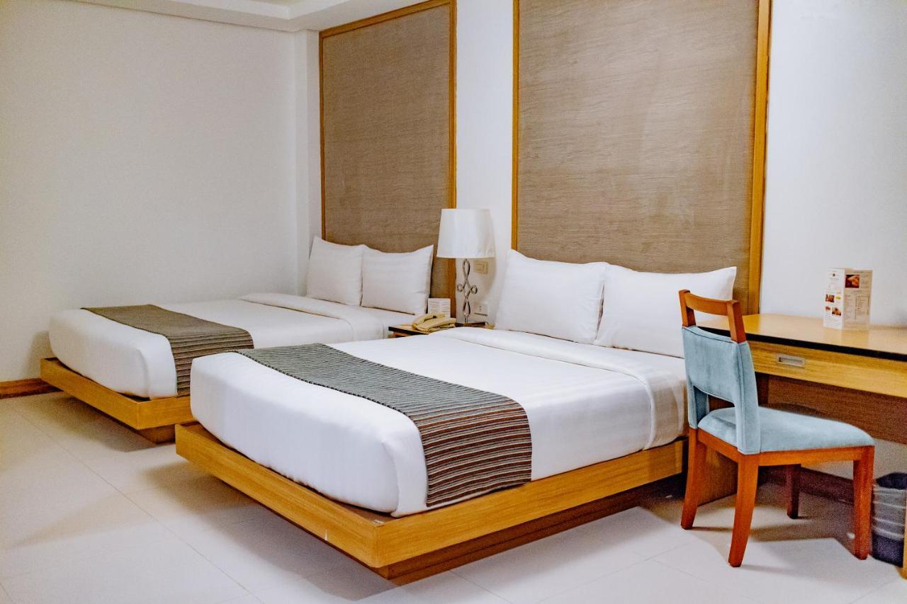 คราวน์ เรเจนซี คอร์ทยาร์ด โฮเต็ล Hotel Balabag  ภายนอก รูปภาพ