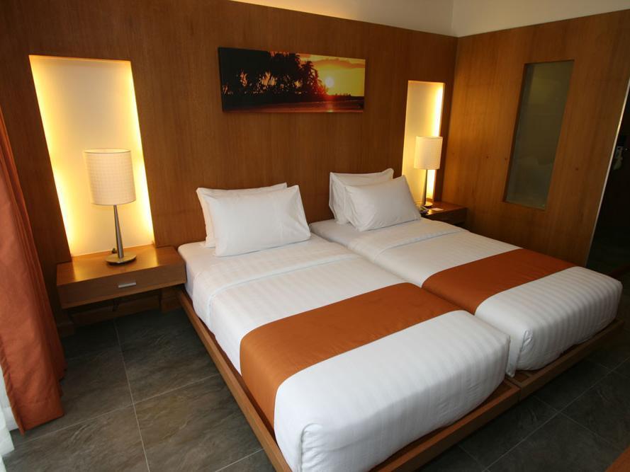 คราวน์ เรเจนซี คอร์ทยาร์ด โฮเต็ล Hotel Balabag  ภายนอก รูปภาพ