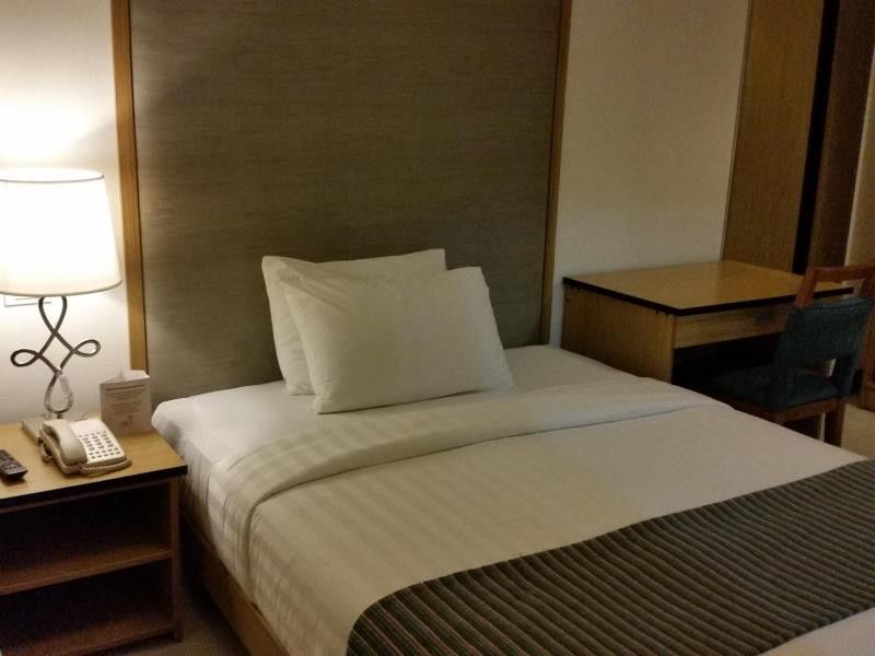 คราวน์ เรเจนซี คอร์ทยาร์ด โฮเต็ล Hotel Balabag  ภายนอก รูปภาพ