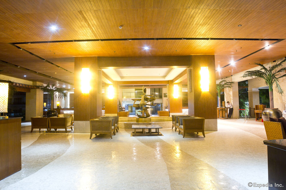 คราวน์ เรเจนซี คอร์ทยาร์ด โฮเต็ล Hotel Balabag  ภายนอก รูปภาพ