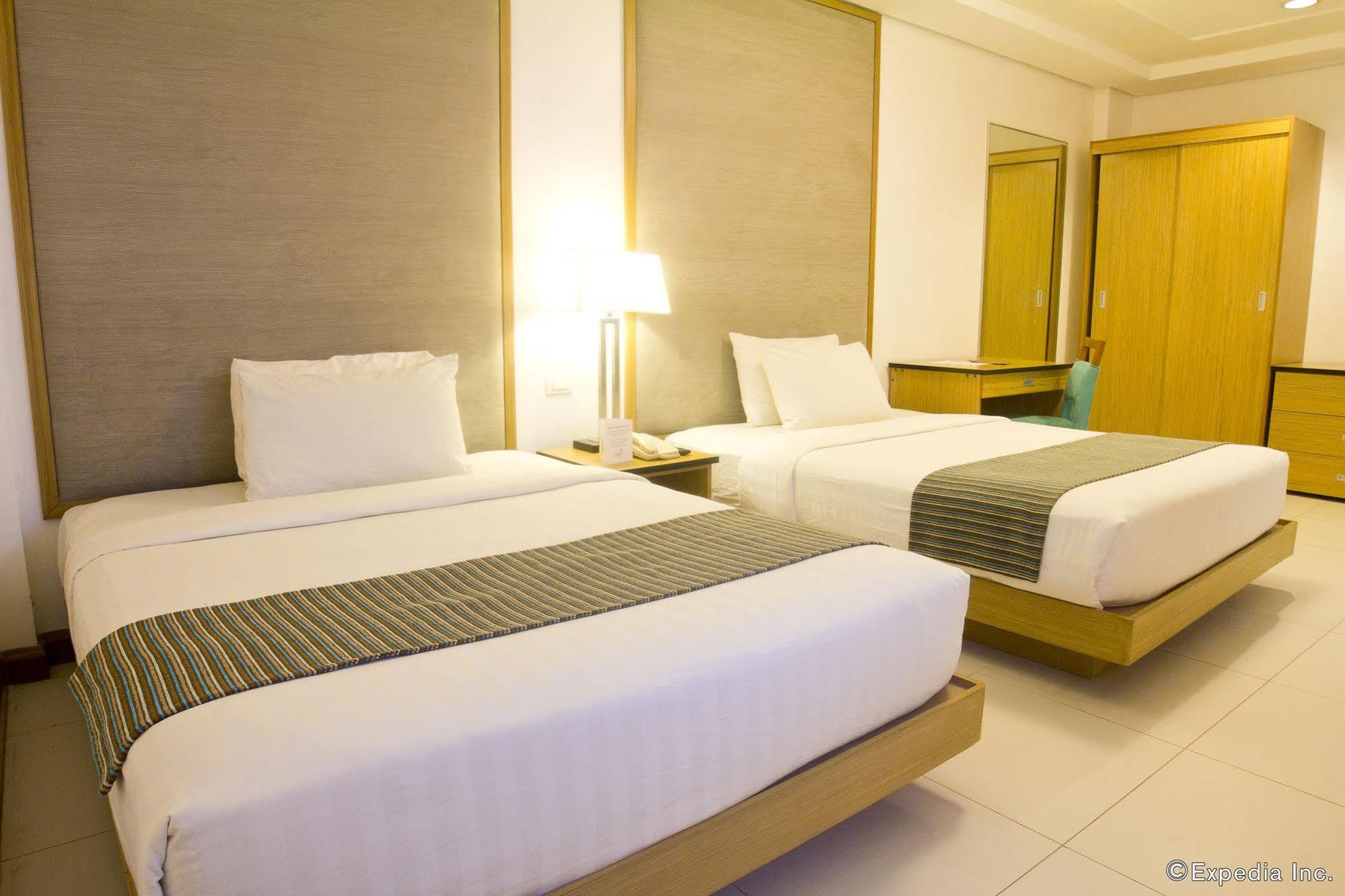 คราวน์ เรเจนซี คอร์ทยาร์ด โฮเต็ล Hotel Balabag  ภายนอก รูปภาพ