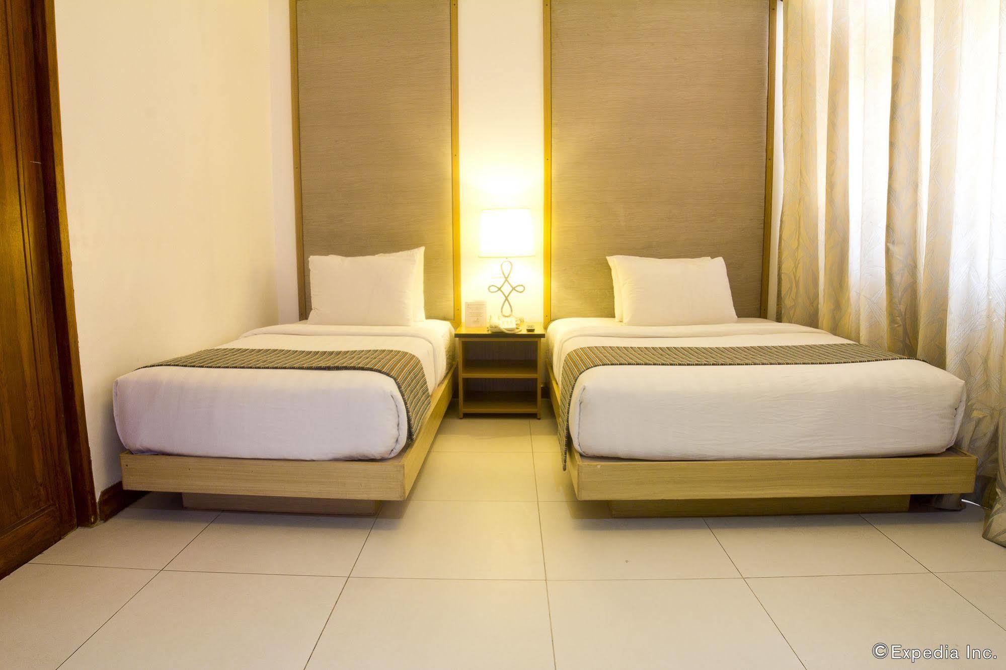 คราวน์ เรเจนซี คอร์ทยาร์ด โฮเต็ล Hotel Balabag  ภายนอก รูปภาพ