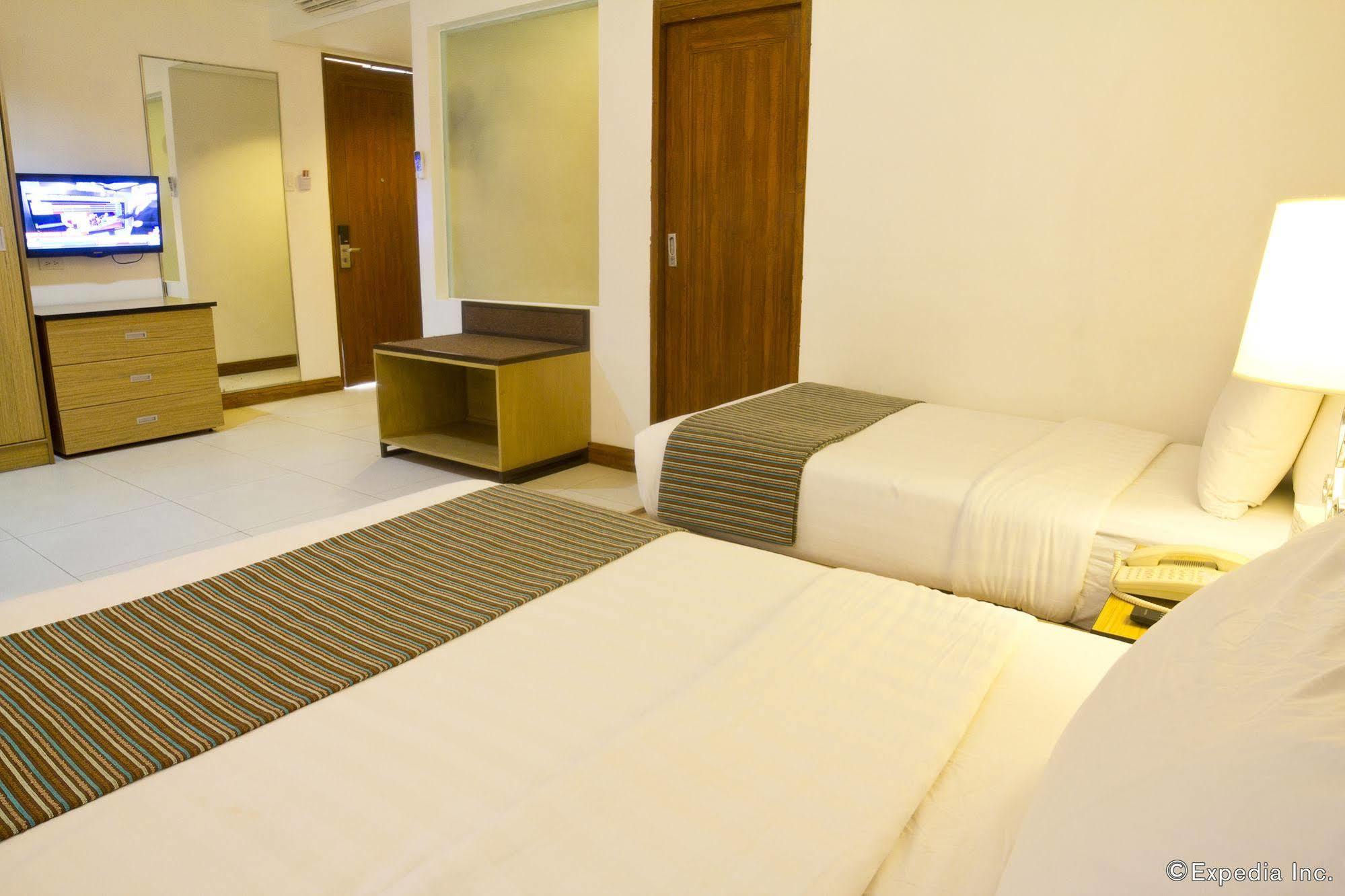 คราวน์ เรเจนซี คอร์ทยาร์ด โฮเต็ล Hotel Balabag  ภายนอก รูปภาพ