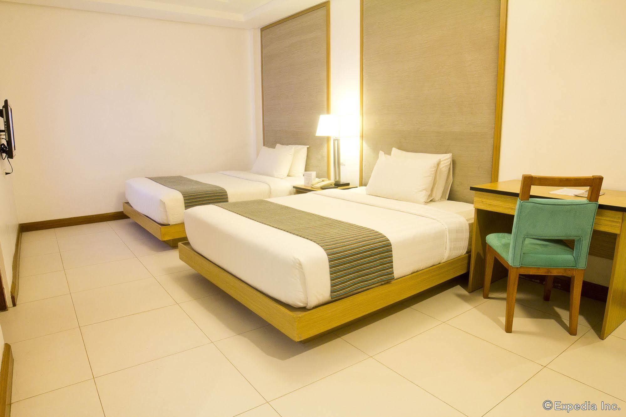 คราวน์ เรเจนซี คอร์ทยาร์ด โฮเต็ล Hotel Balabag  ภายนอก รูปภาพ