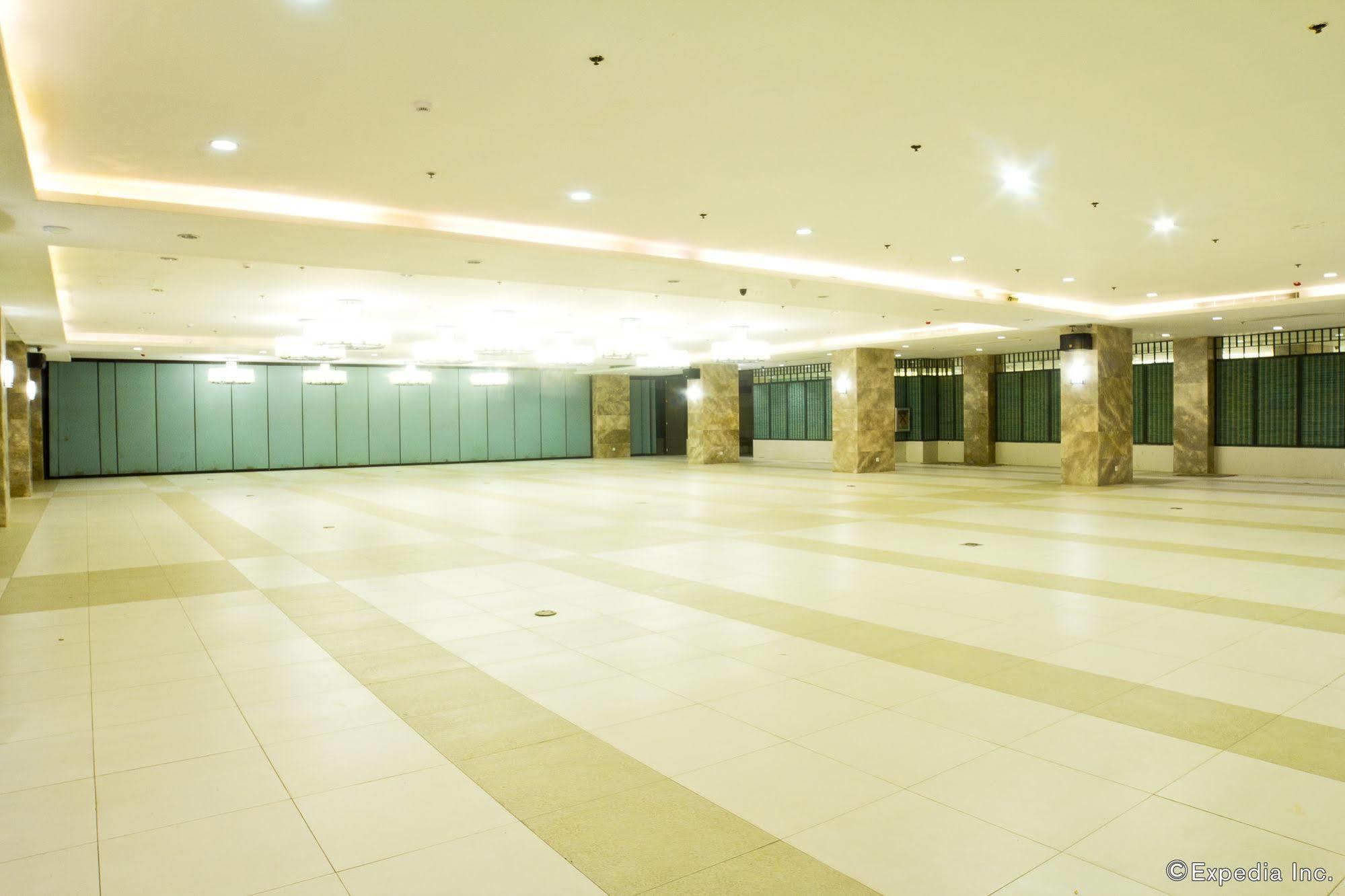 คราวน์ เรเจนซี คอร์ทยาร์ด โฮเต็ล Hotel Balabag  ภายนอก รูปภาพ